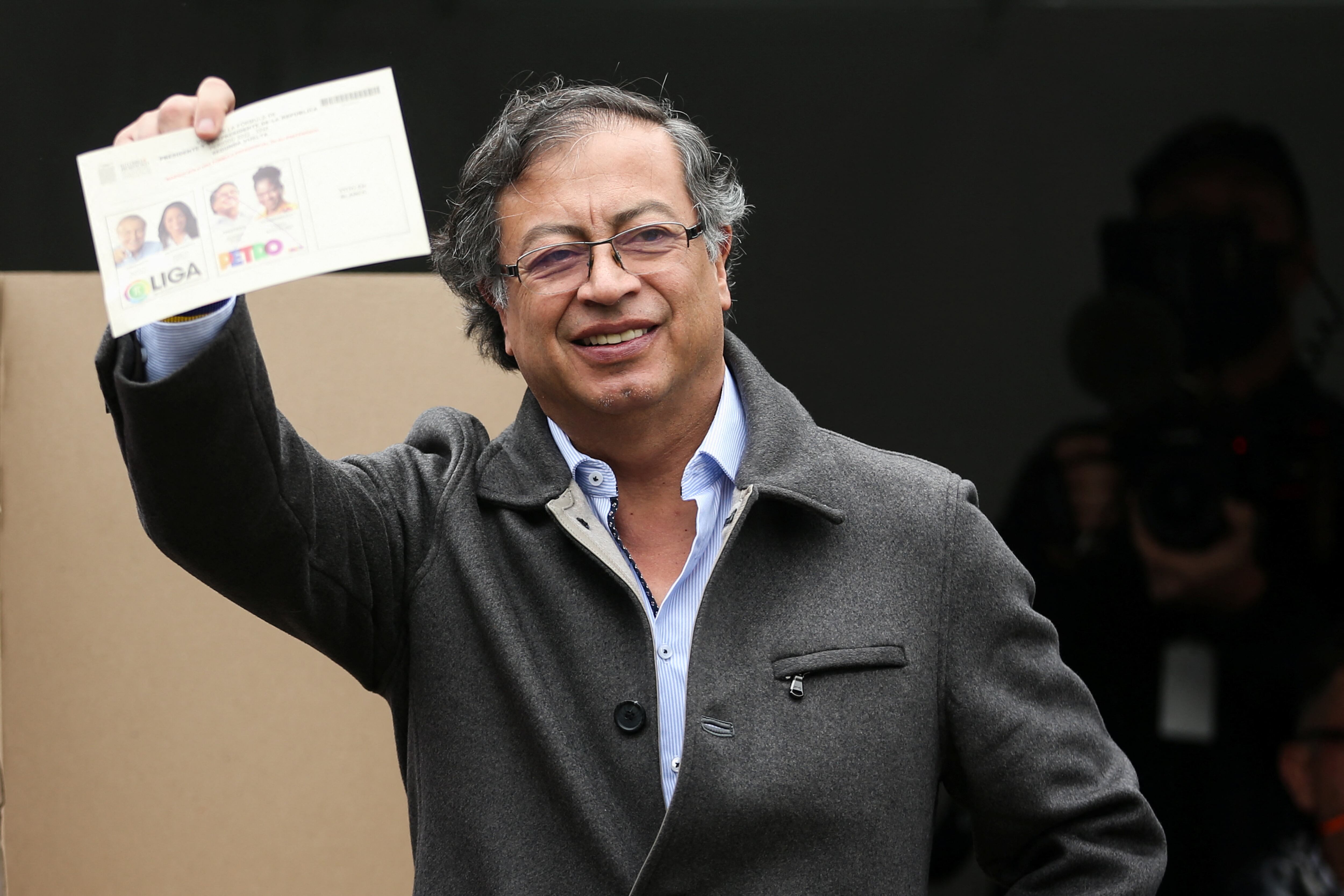 El candidato presidencial de izquierda colombiano Gustavo Petro, de la coalición Pacto Histórico, posa antes de emitir su voto en un colegio electoral durante la segunda vuelta de las elecciones presidenciales en Bogotá, Colombia, el 19 de junio de 2022. REUTERS/Luisa González