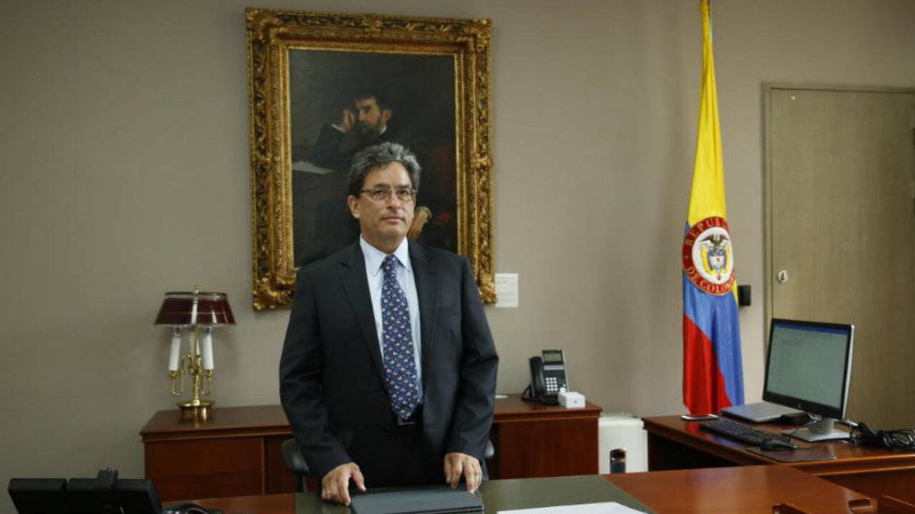 El ministro de Hacienda, Alberto Carrasquilla presentó su propuesta tributaria a un grupo de congresistas.