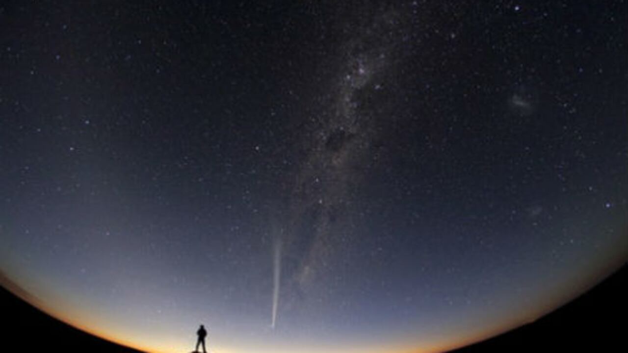 Foto del cometa Lovejoy sobre Australia. Tomada por: Jia Hao