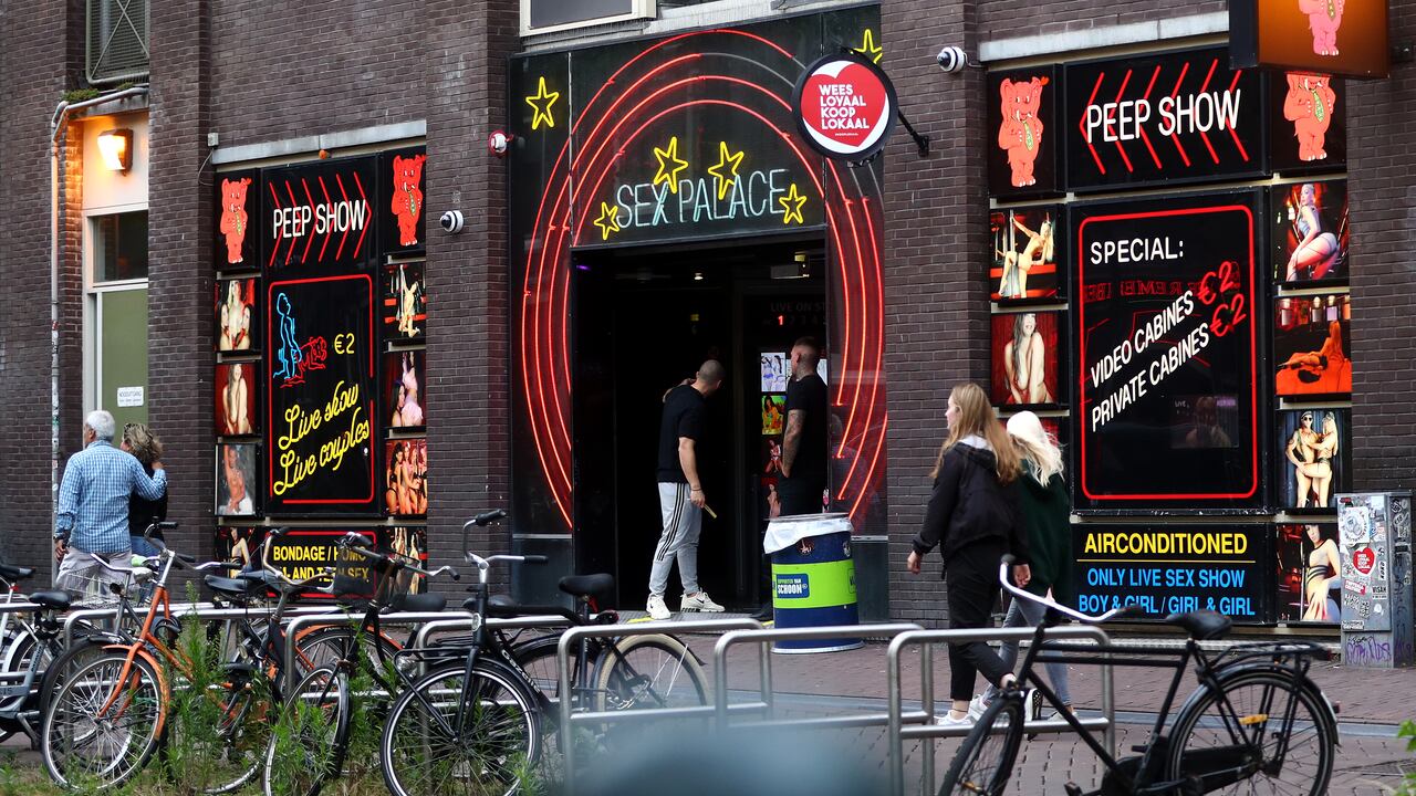 Una vista general del Barrio Rojo cuando se reabre después del bloqueo del Coronavirus o Covid-19 el 1 de julio de 2020 en Ámsterdam, Países Bajos. (Photo by Dean Mouhtaropoulos/Getty Images)