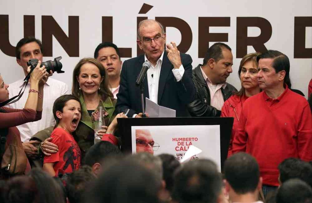 Humberto De la Calle habla luego de ser elegido —en la consulta popular del Partido Liberal—  candidato único de esa colectividad,  el domingo 19 de noviembre de 2017, en la que venció a Juan Fernando Cristo para las presidenciales del 2018. Foto: Carlos Julio Martínez / SEMANA