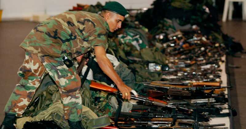 La paz debe abarcar, entre otros, los procesos de desarme, desmovilización y reintegración de excombatientes.