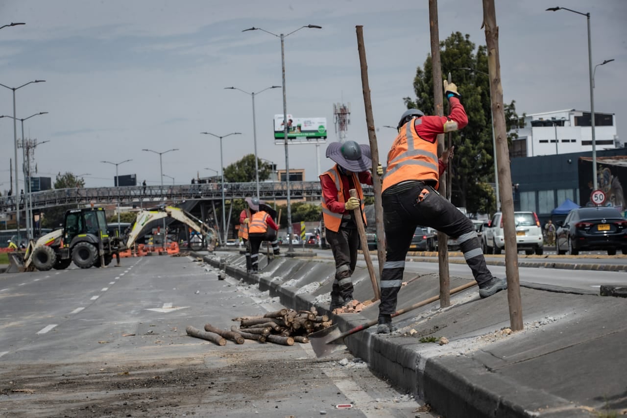 Los trabajos iniciaron con el retiro de la capa asfáltica y también se están quitando las luminarias del puente. La obra cuenta con 30 controladores de tráfico para guiar los desvíos.