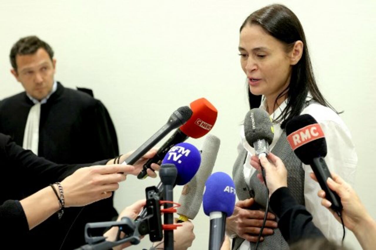 La actriz británica Charlotte Lewis habla con los medios mientras su abogado francés Benjamin Chouai (izquierda) la mira, en el juzgado del distrito de Batignolles durante el fallo en la demanda contra el cineasta franco-polaco Roman Polanski por difamación después de que ella lo acusara de abuso sexual en la década de 1980, en París, el 14 de mayo de 2024. El tribunal francés absolvió al cineasta franco-polaco Roman Polanski de difamar a la actriz británica Charlotte Lewis después de que ella lo acusara de violarla en la década de 1980 cuando era adolescente, el 14 de mayo de 2024. (Foto de Thomas SAMSON / AFP)