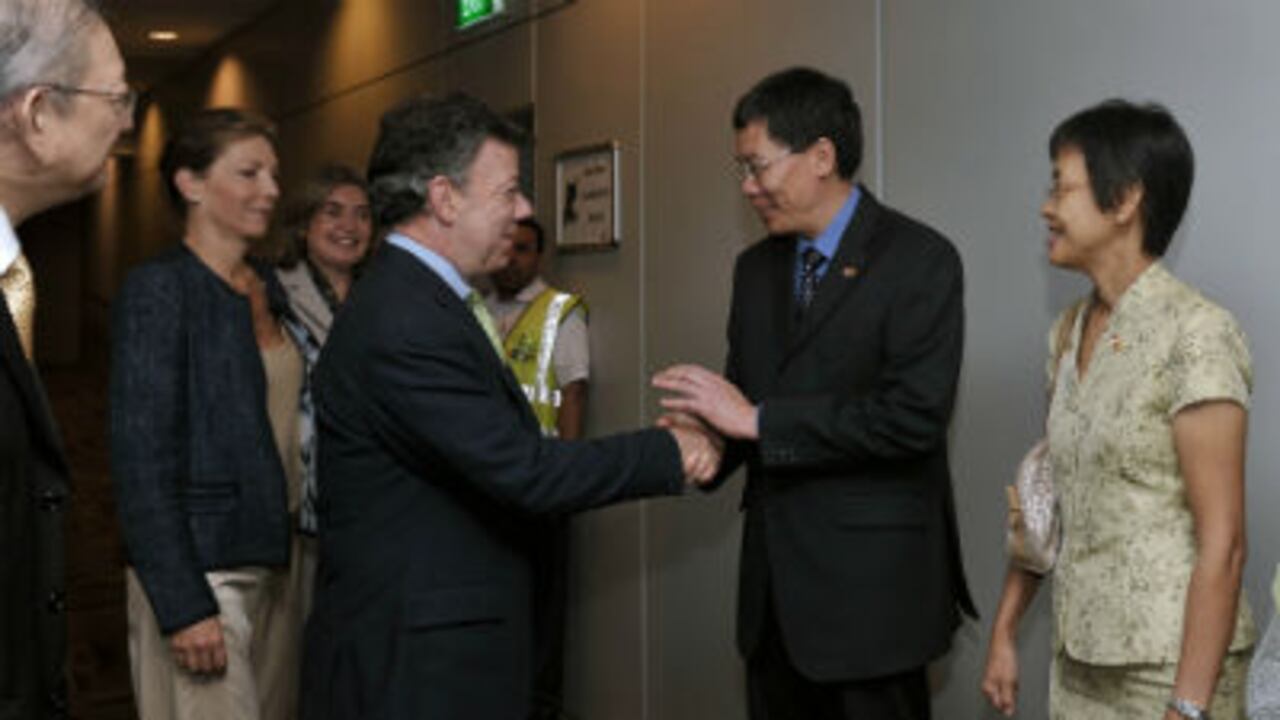 El presidente Juan Manuel Santos llegó este domingo a Singapur en visita de Estado. El mandatario fue recibido por el ministro de Transporte y ministro segundo de Relaciones Exteriores de esa nación asiática, Lui Tuck Yew.