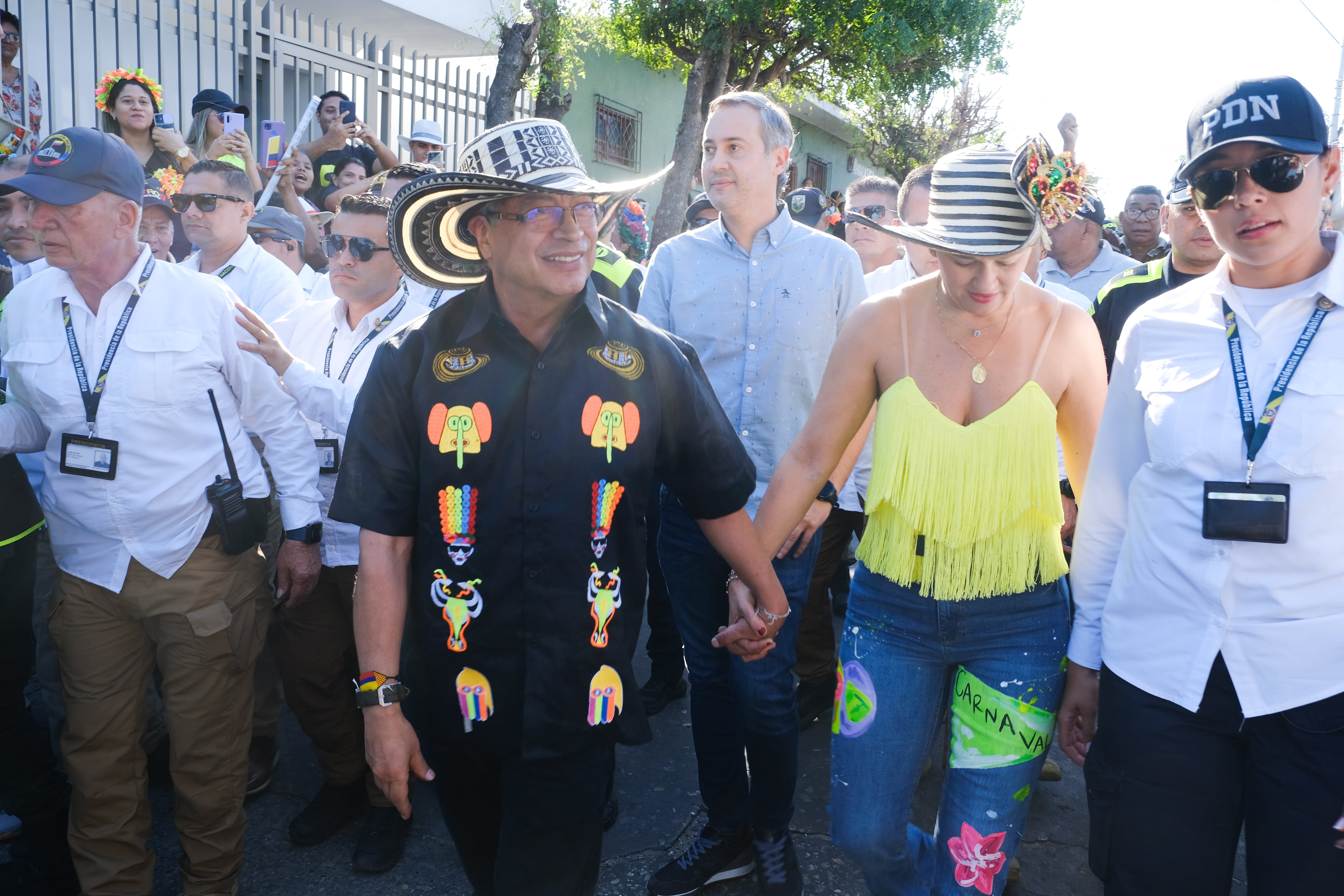 De Río agregó que no es aceptable que el presidente este acompañado de un político que, según dijo, “trabaja con los clanes tradicionales del Caribe que tanto daño le ha hecho a Colombia”.