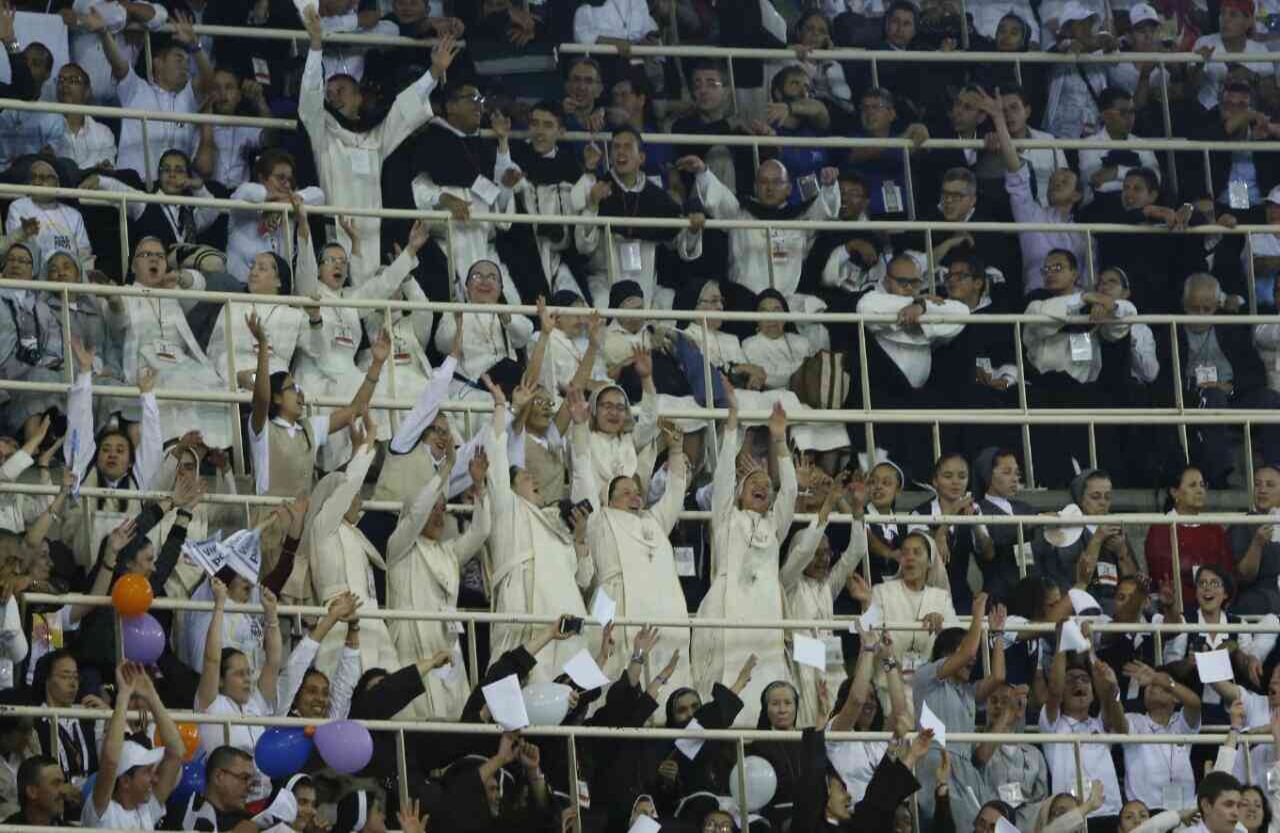 Un grupo de monjas celebran la entrada del papa Francisco a La Macarena. Foto: Guillermo Torres// SEMANA. 