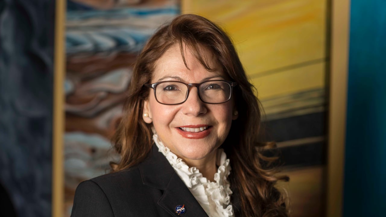 Adriana Ocampo es geóloga y ha recibido numerosos galardones por sus trabajos científicos. Crédito de la foto: (NASA/Aubrey Gemignani)