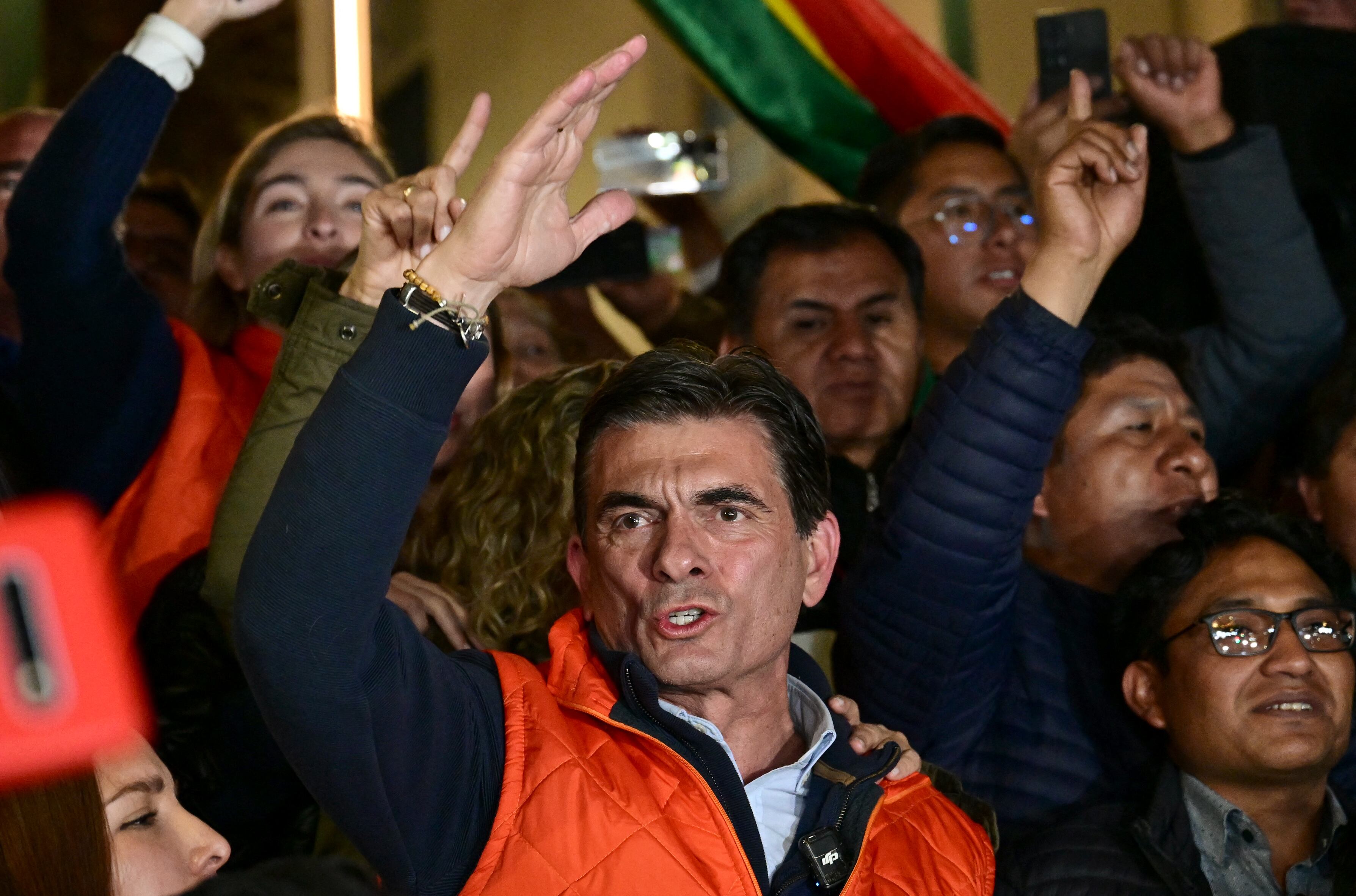 Jorge "Tuto" Quiroga, expresidente de derecha, y Rodrigo Paz, senador de las regiones más ricas de Bolivia, se enfrentarán en la segunda vuelta presidencial en octubre, tras liderar la primera vuelta el 17 de agosto de 2025. (Foto de Martin BERNETTI / AFP)