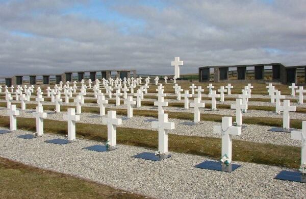 Este es un cementerio argentino en un paraje alejado de la ciudad, cubierto por cruces blancas.