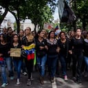 La exdiputada de la Asamblea Nacional (AN) de Venezuela María Corina Machado y la alcaldesa interina del área metropolitana de Caracas, Helen Fernández participan en una manifestación de este domingo.