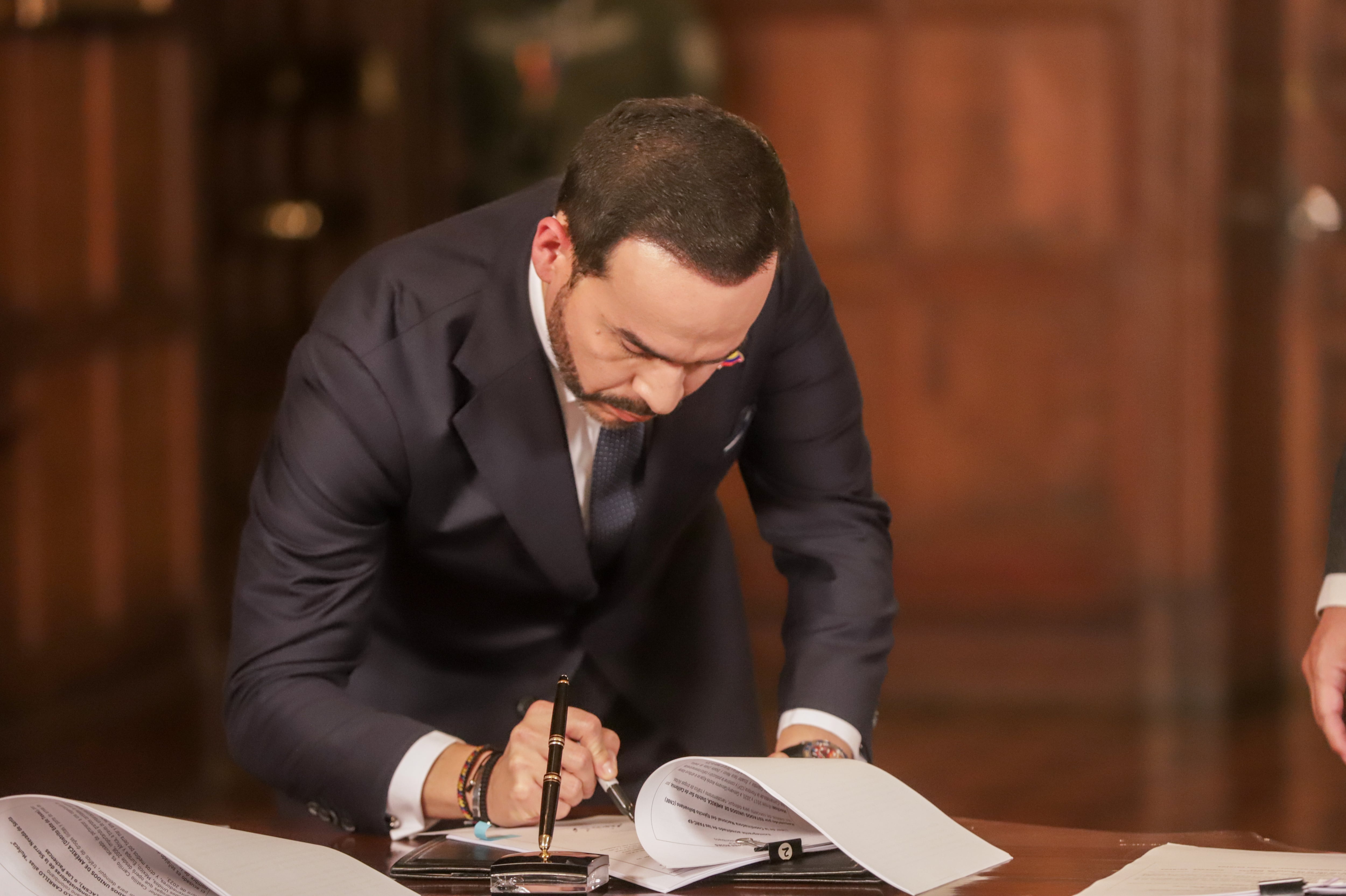 El presidente Abelardo de la Espriella firmó la extradición de cinco delincuentes.