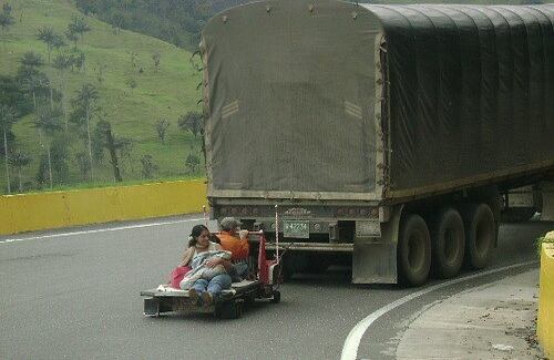 Jugando con la vida / Aficionado

 La foto fue tomada desde un bus intermunicipal subiendo la línea en sentido Ibague - Cajamarca. 
