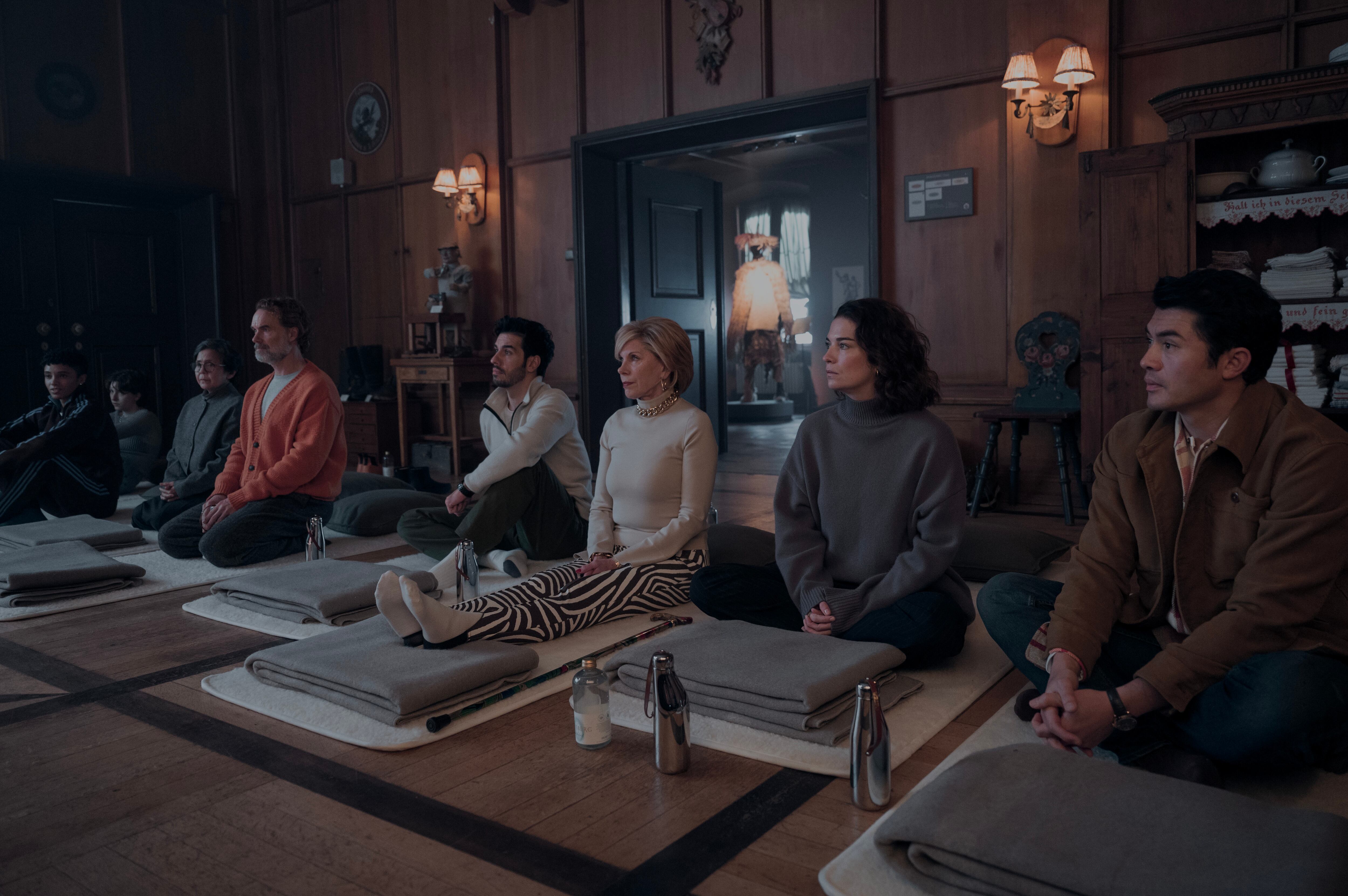 Estos nueve extraños se encuentran por cuenta de la gurú Masha Dmitrichenko (Nicole Kidman), quien los invita a un retiro de transformación. Nunca se imaginan lo que enfrentarán.