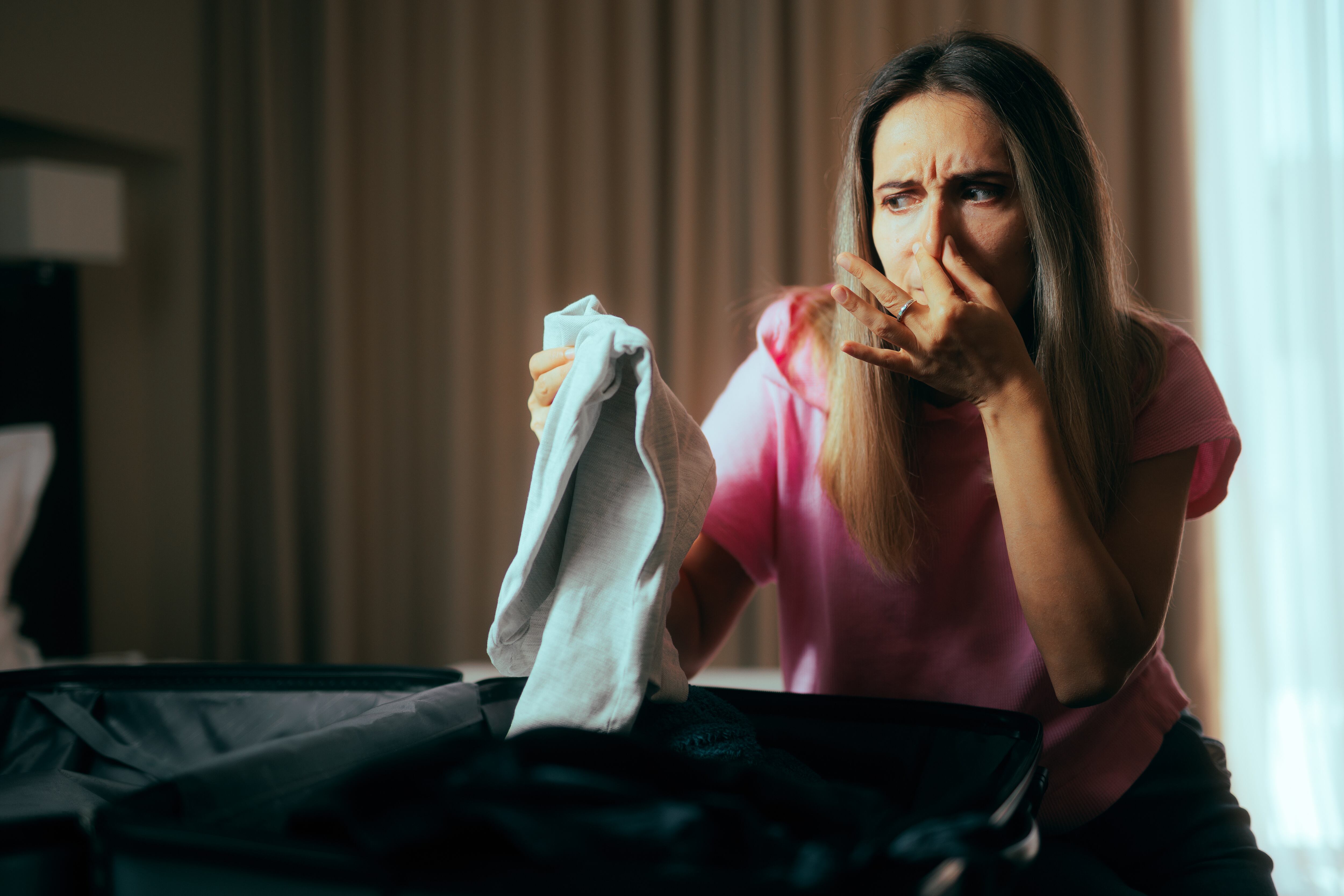 ¿Cómo quitarle el mal olor a su maleta?