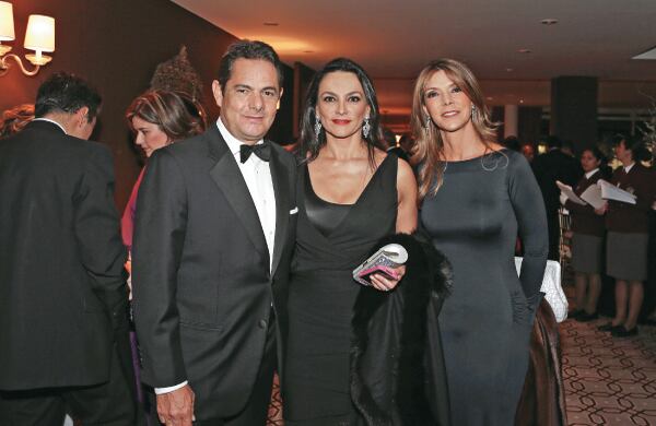 El ministro Germán Vargas, quien es investigado por la Procuraduría, asistió puntual a la boda, con su esposa Luz María Zapata. Con ellos, Tana Valencia.