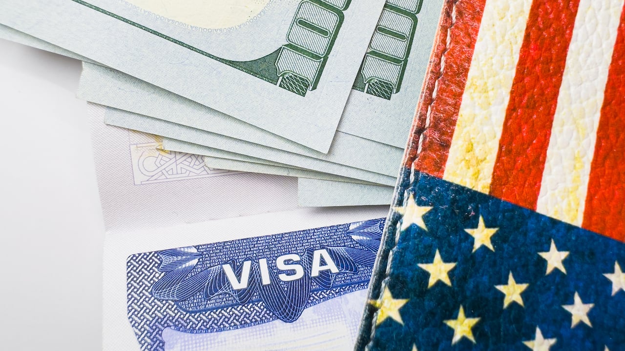 La caída del precio del dólar beneficia a quienes están adquiriendo su visa americana.
