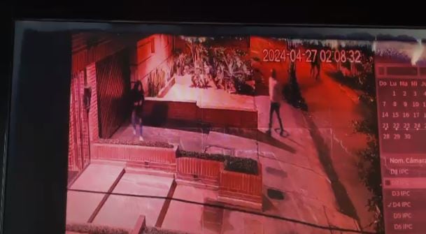 Este es el momento en el que la mujer logra levantarse del suelo luego de ser herida en su pierna