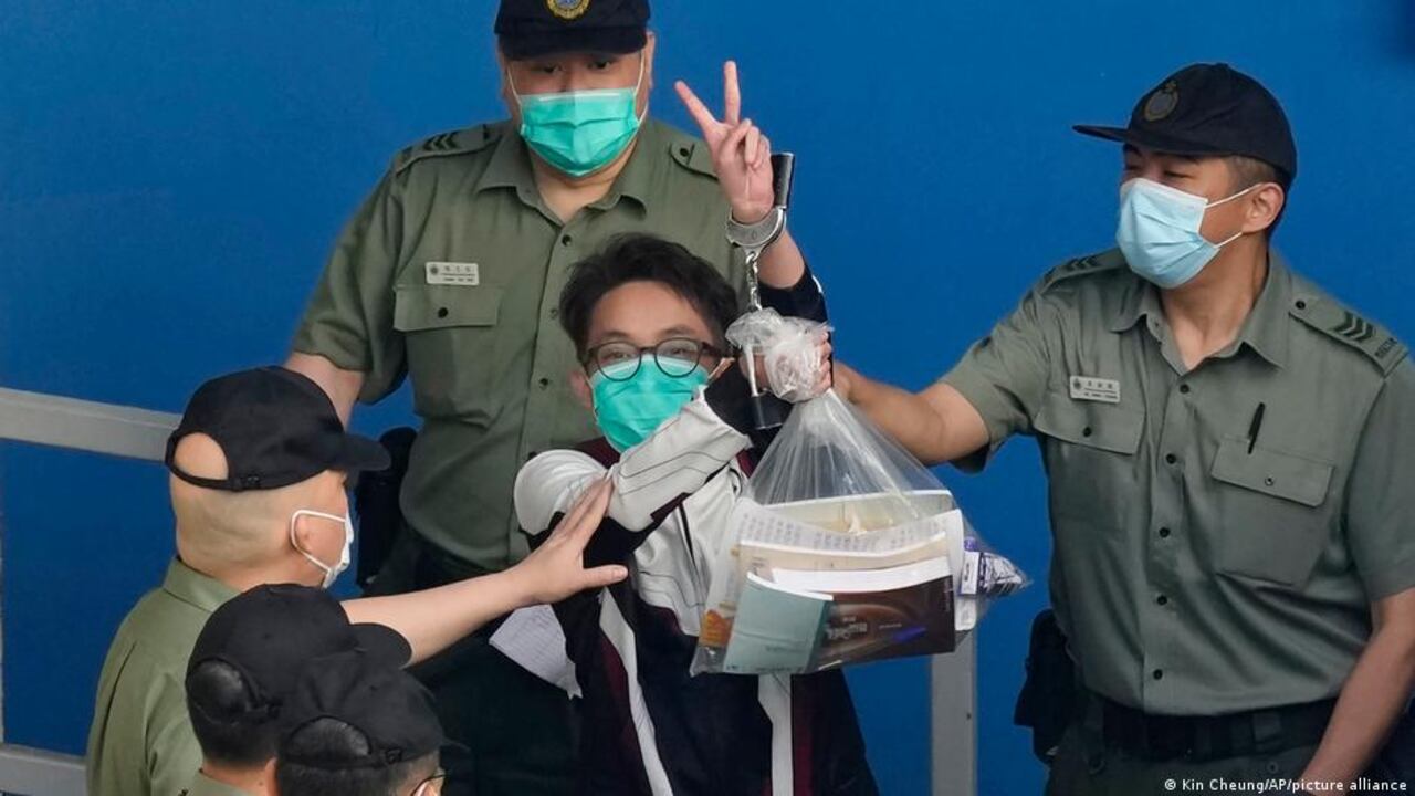 En la protesta, algunos manifestantes radicales levantaron barricadas y prendieron fuego a banderas de China, además de lanzar cócteles molotov y vandalizar estaciones de metro, oficinas gubernamentales y tiendas.