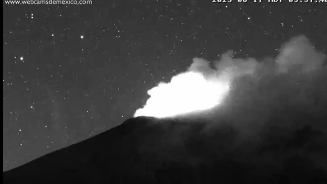 'Don Goyo' es como se le conoce al volcán que tiene en alerta a muchos mexicanos. Foto: Captura de pantalla de Twitter @webcamsdemexico.