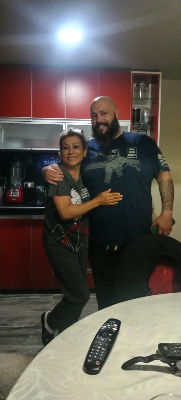 Patricia Castillo, tía de Renzo, posa en una fotografía junto a su sobrino