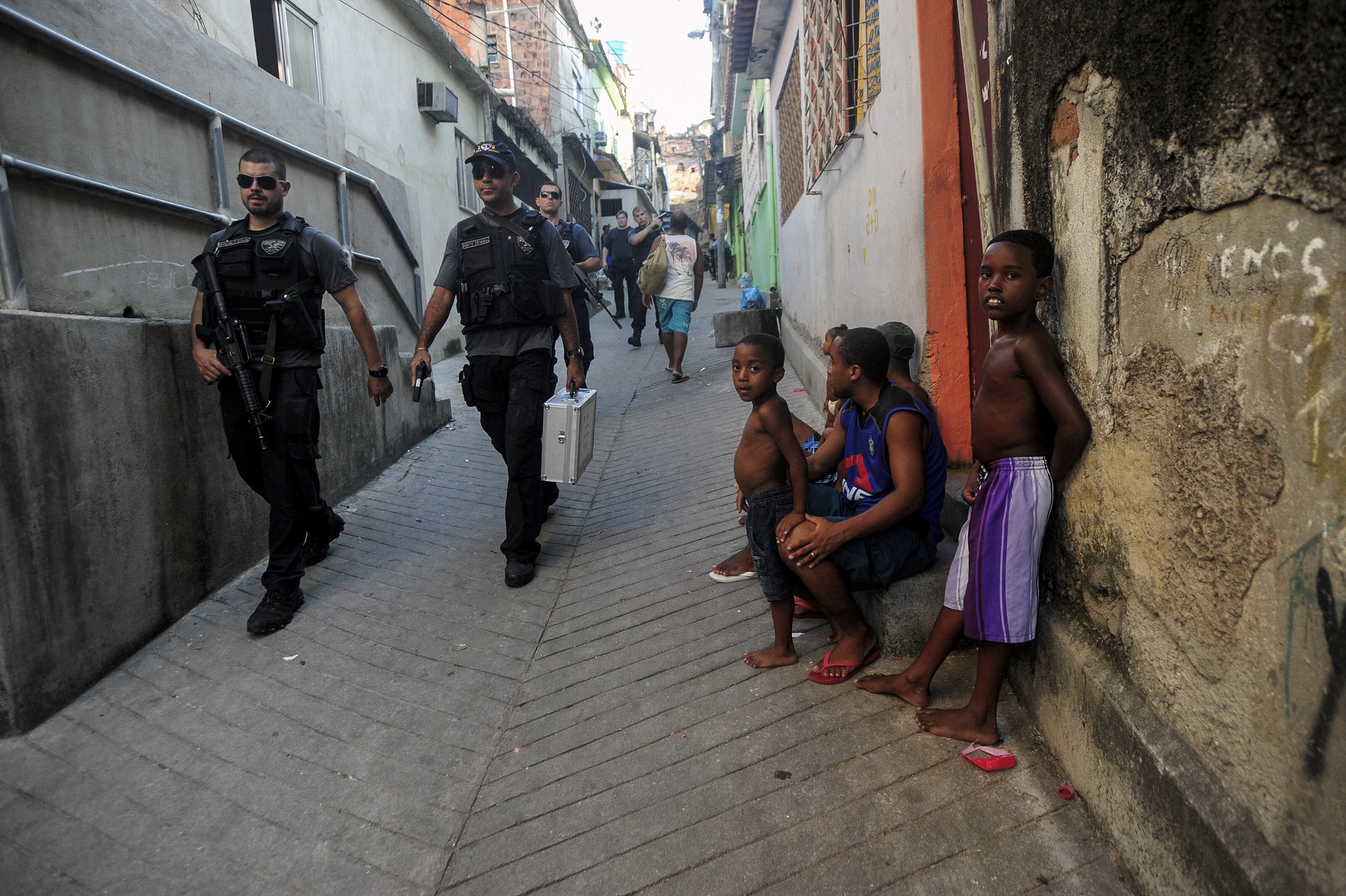 Policías Militares realizan operativo contra el narcotráfico en las favelas de la zona norte de la ciudad, la guerra contra el narcotráfico forma parte del terrible día a día de los habitantes de las favelas de la ciudad.