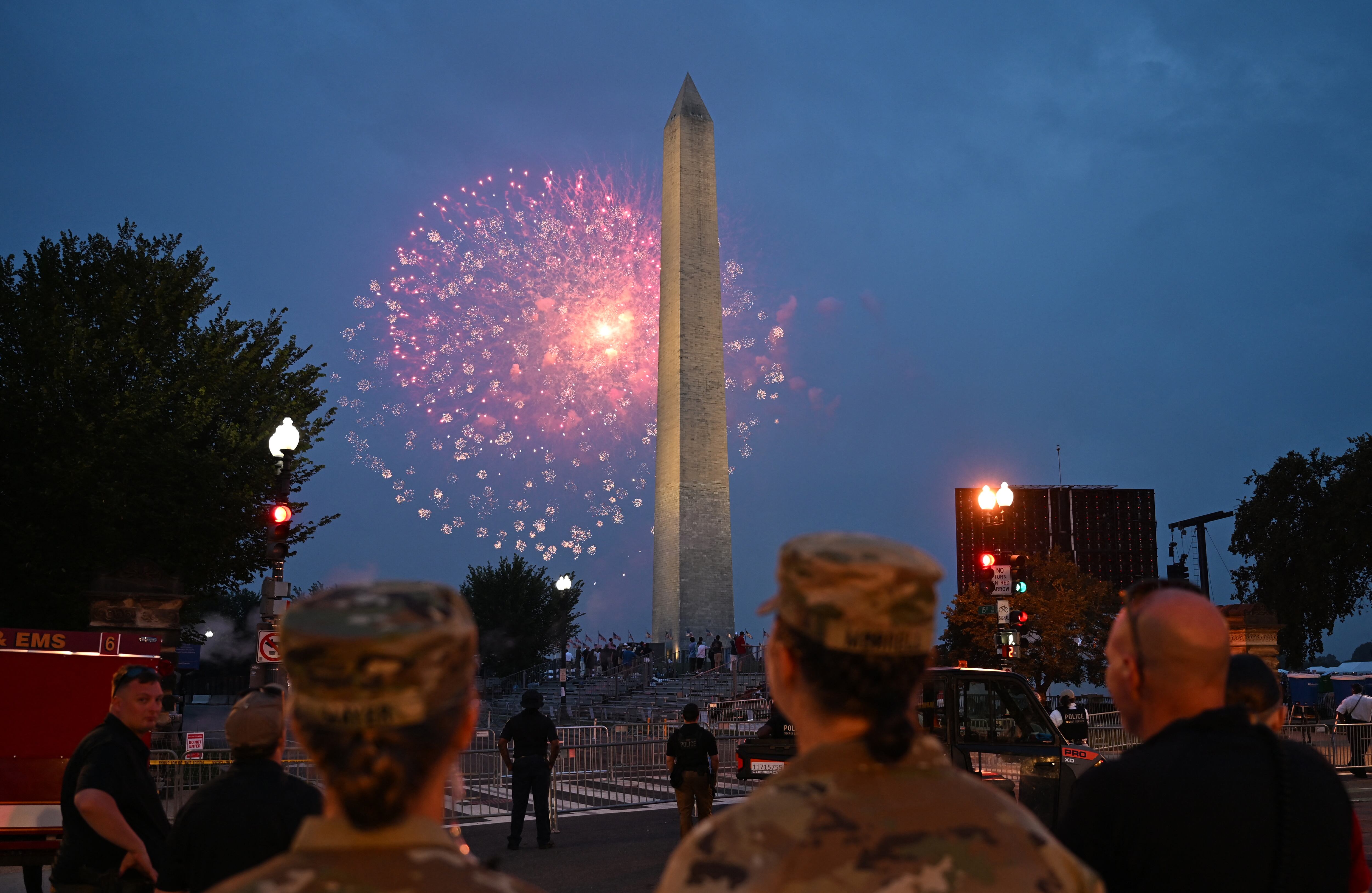 Manifestantes de todo el país tildaron al presidente de dictador en las mayores protestas desde el regreso de Trump al poder.