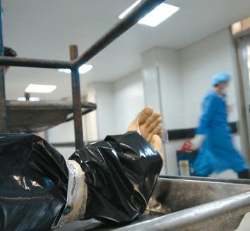 Las autoridades trabajan en la identificación de este cuerpo decapitado. 