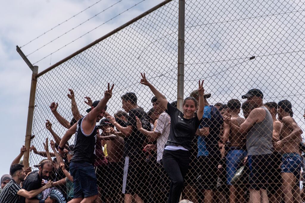 Migrantes cruzan desde Marruecos hacia el enclave español de Ceuta, el jueves 30 de julio de 2026. (Foto AP/Antonio Sempere)