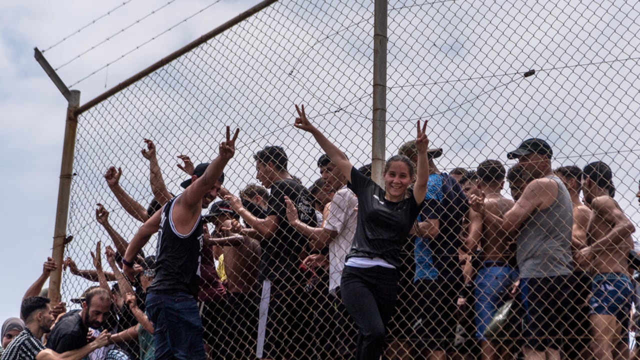 Migrantes cruzan desde Marruecos hacia el enclave español de Ceuta, el jueves 30 de julio de 2026. (Foto AP/Antonio Sempere)