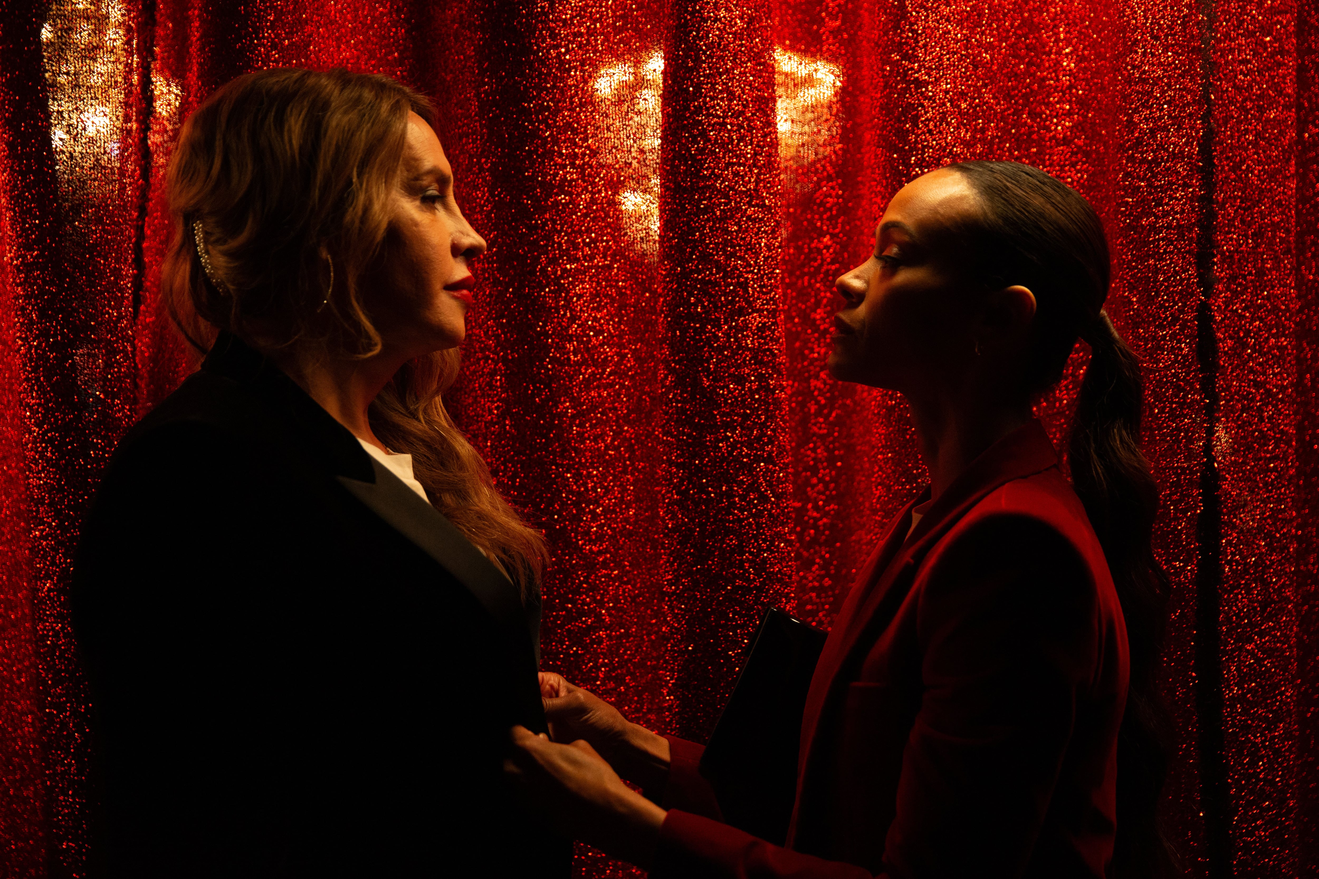 La actuación de Karla Sofía Gascón ha sido especialmente elogiada, obteniendo una nominación a Mejor Actriz en los Globos de Oro, Zoe Saldaña y Selena Gómez compiten en la categoría de Mejor Actriz de Reparto.