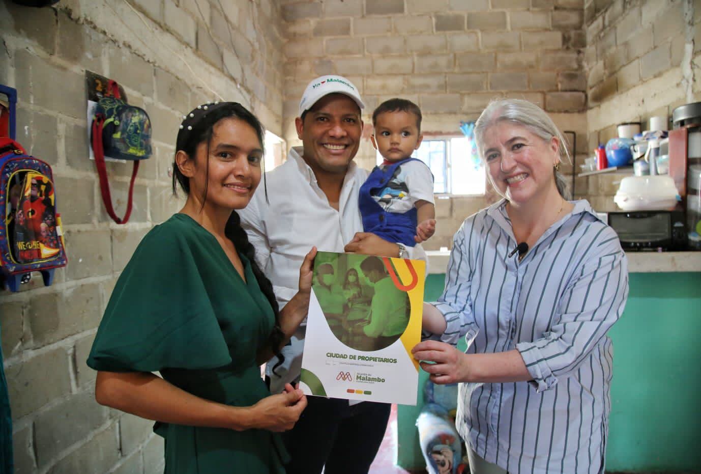 la ministra Catalina Velasco visitó Malambo, en el departamento del Atlántico, donde acompañó al alcalde Rumenigge Monsalve a la entrega de 300 títulos de propiedad