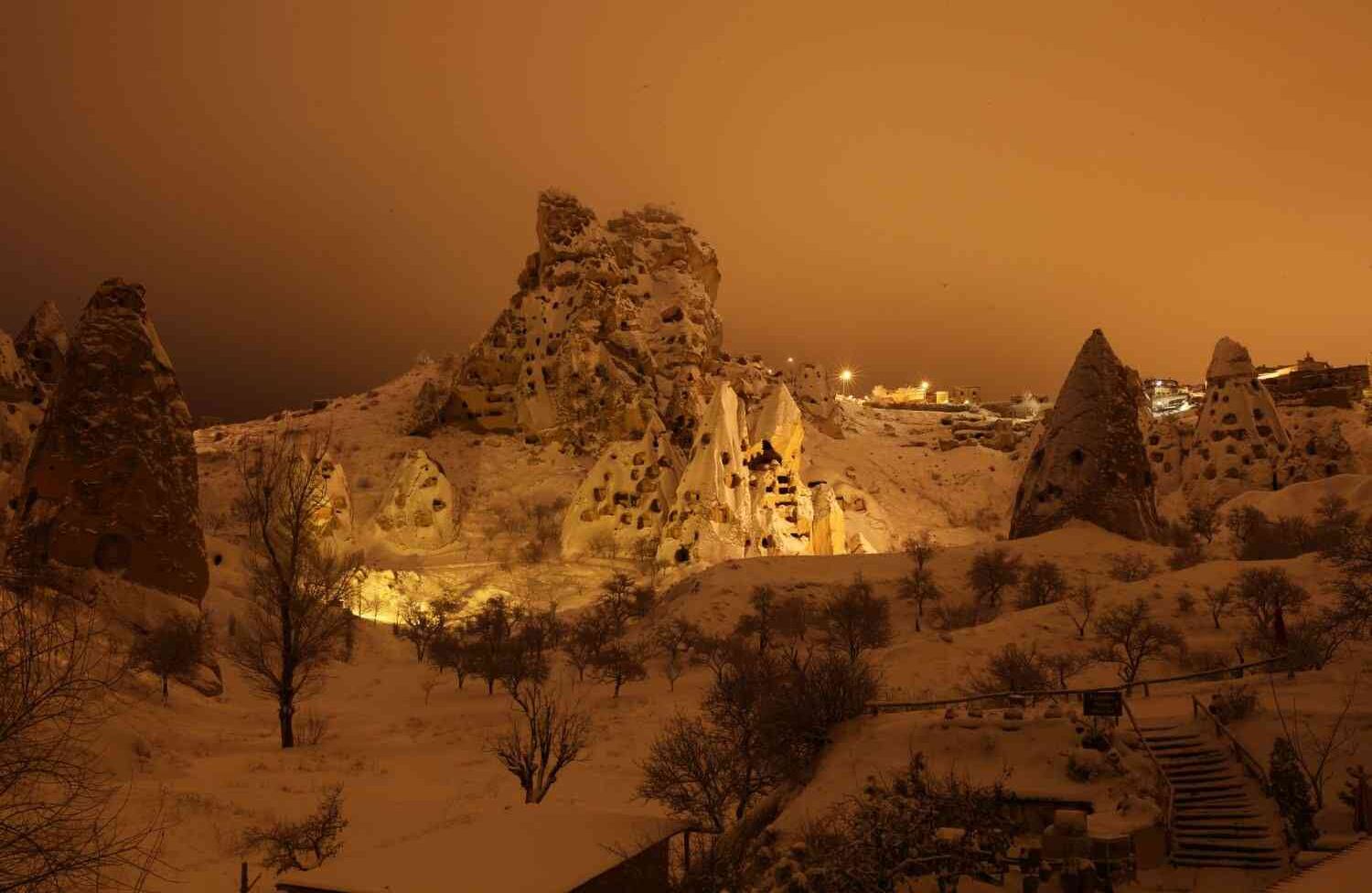 Turqui´a El centro turi´stico en Capadocia, famoso por sus formaciones rocosas naturales y las chimeneas de hadas, desde ayer jueves en la man~ana tuvo nevadas y la regio´n ha quedado cubierta de nieve dejando esta hermosa ima´gen. ( Behc¸et Alkan - Agencia Anadolu ) ( Behc¸et Alkan - AA ).
