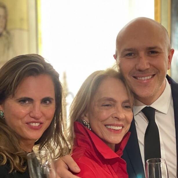 El médico Carlos Jaramillo Jr., hijo del esposo Carlos Alberto Jaramillo y quien abraza a la ahora esposa de su padre, Juliana Ruiz, y Katherina Bach.