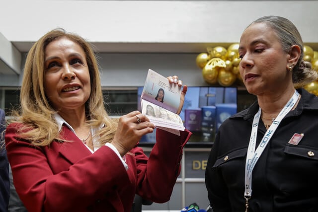 La gerente general de la Imprenta Nacional, Viviana León, junto a la secretaria General de la Cancillería, Elvira Sanabria presentaron el nuevo modelo de pasaportes con diseños renovados, mayor seguridad, lectura mecánica y microchip. Los documentos incorporan elementos de la cultura del país.(Colprensa - Catalina Olaya)