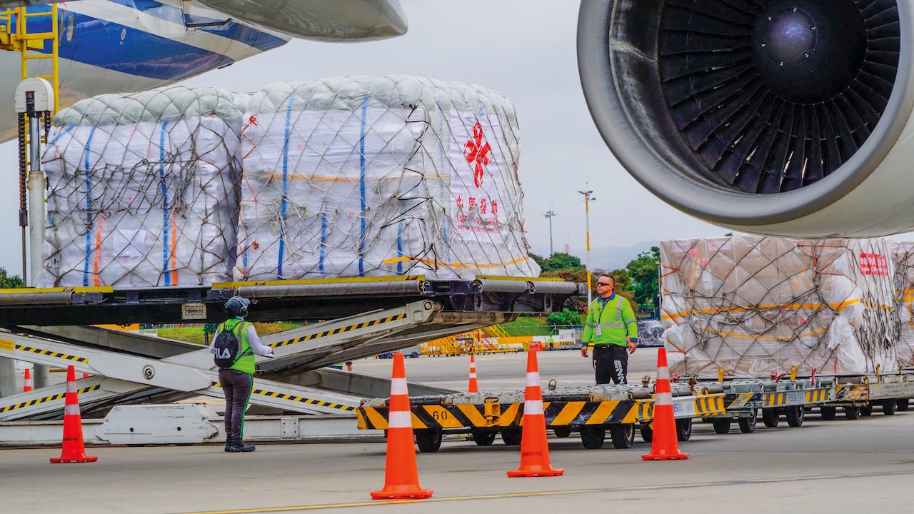 China aportó 77,6 toneladas en elementos para los equipos de rescate y donó 1 millón de dólares.