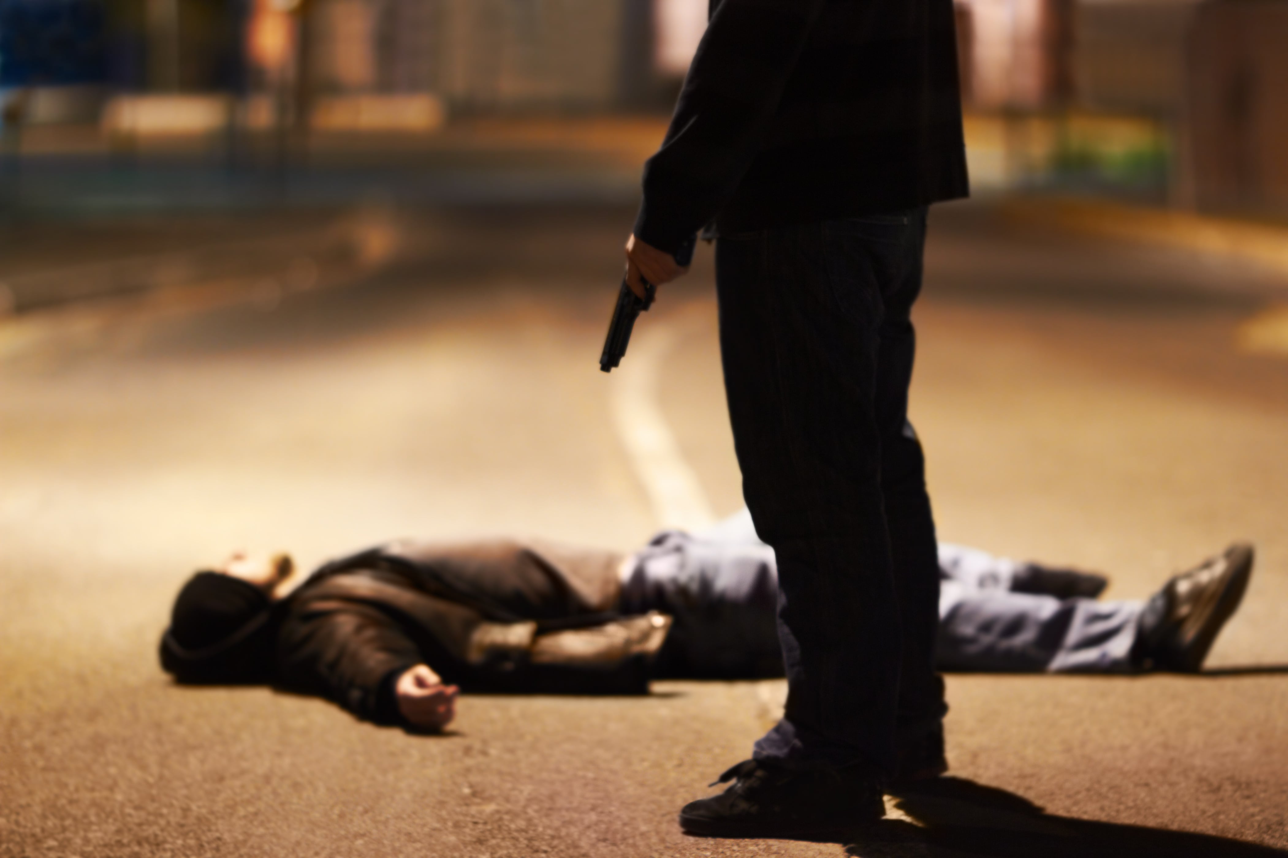 Hombre tirado en el suelo después de ser baleado por un criminal armado