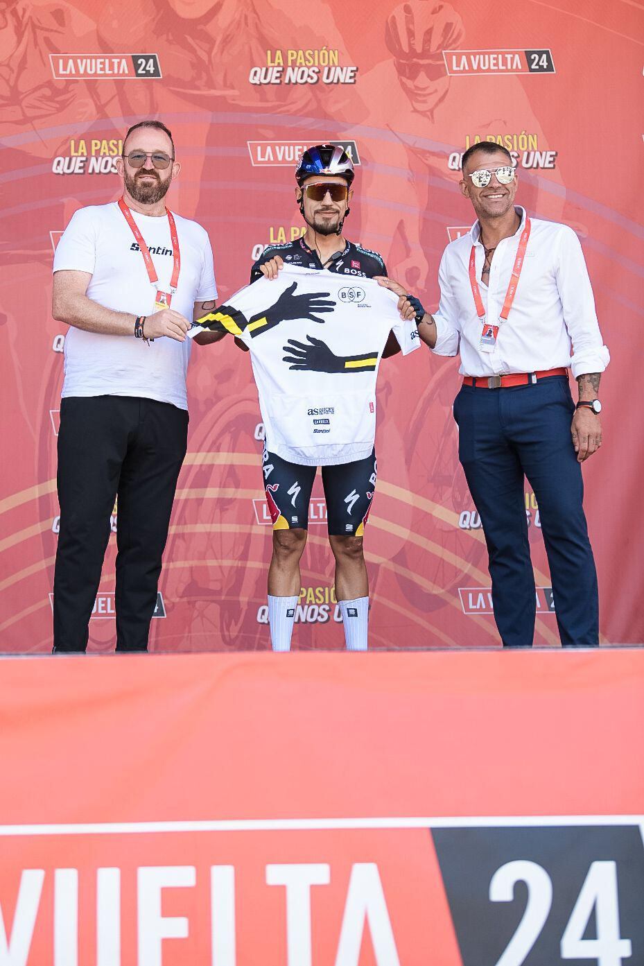 Daniel Martínez, dueño del maillot solidario de la etapa 11