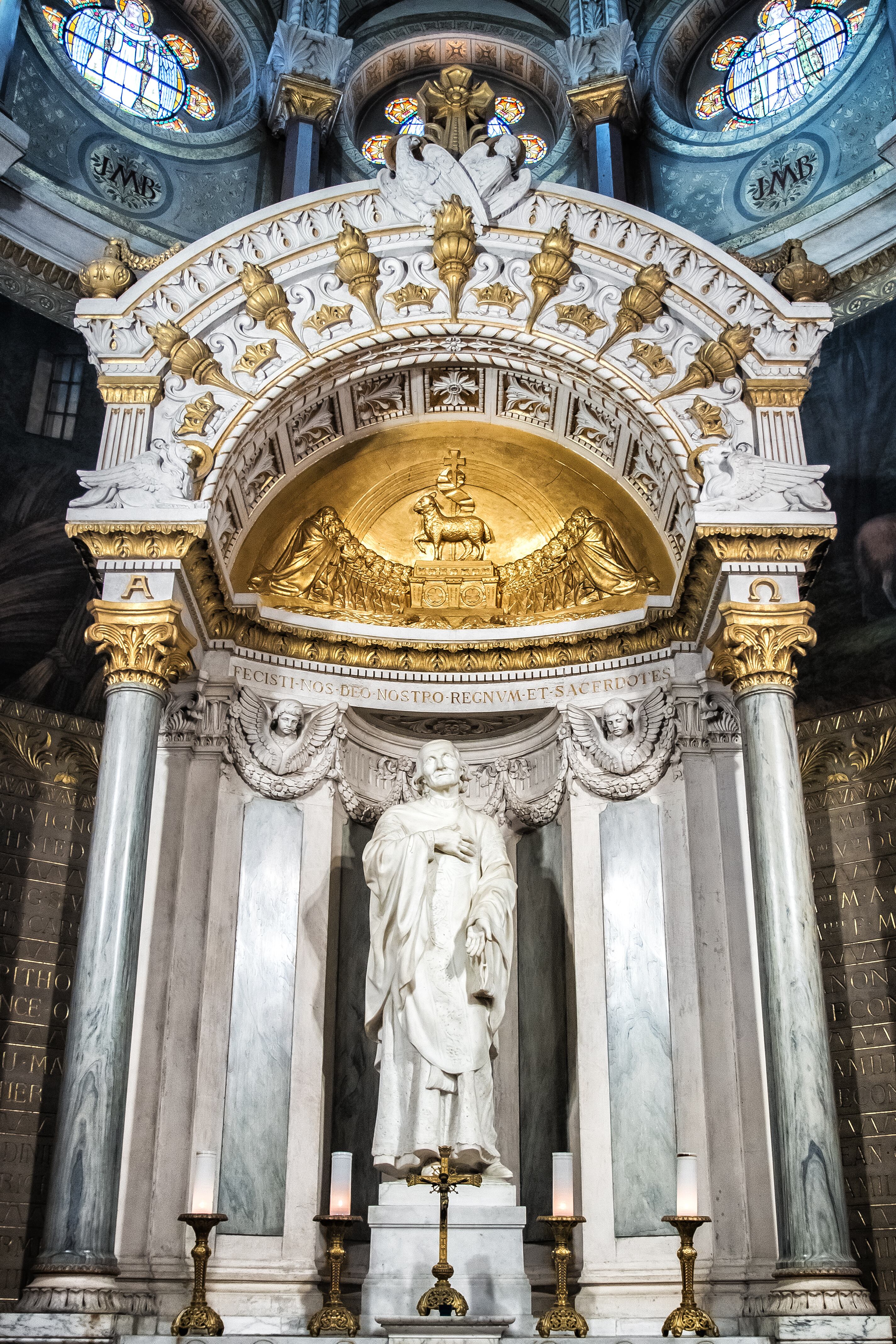 Es el Santo patrono de los sacerdotes.