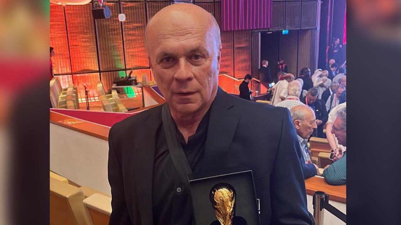 La trayectoria de Carlos Antonio Vélez en los medios de comunicación fue premiada hace poco durante el Mundial de Qatar 2022