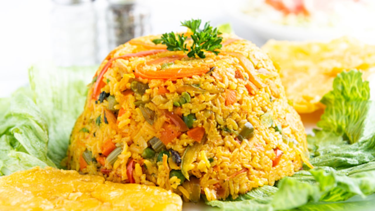La forma más fácil de preparar arroz con pollo y berenjena.