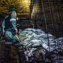 Esta es la zona fronteriza entre la multinacional china y el Clan del Golfo, custodiada por hombres armados. Al menos 1.500 sujetos se tomaron el 60 por ciento de la estructura subterránea de la mina.