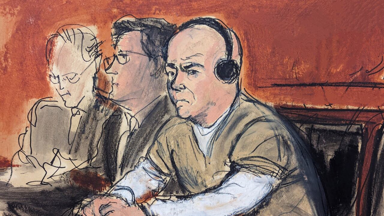 En este boceto de la sala del tribunal, el general retirado de tres estrellas del ejército venezolano Clíver Antonio Alcalá Cordones, derecha, comparece ante el Tribunal Federal de Nueva York, el jueves 18 de enero de 2024.