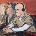 En este boceto de la sala del tribunal, el general retirado de tres estrellas del ejército venezolano Clíver Antonio Alcalá Cordones, derecha, comparece ante el Tribunal Federal de Nueva York, el jueves 18 de enero de 2024.