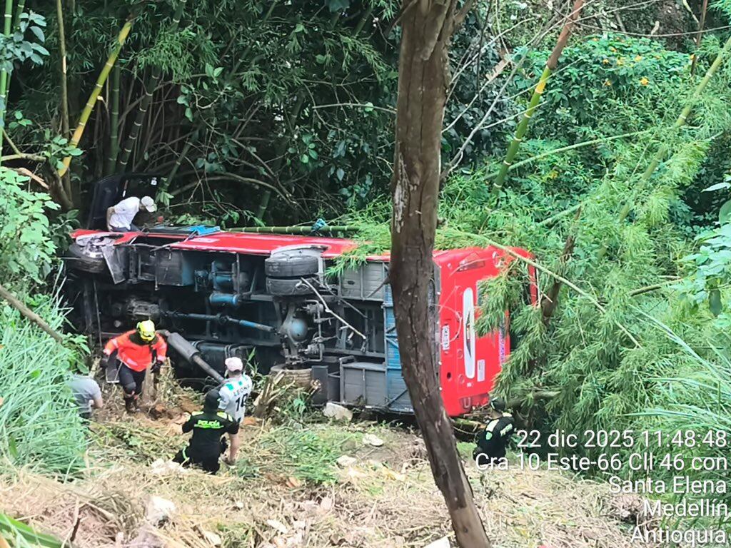 Bus terminó en un abismo.