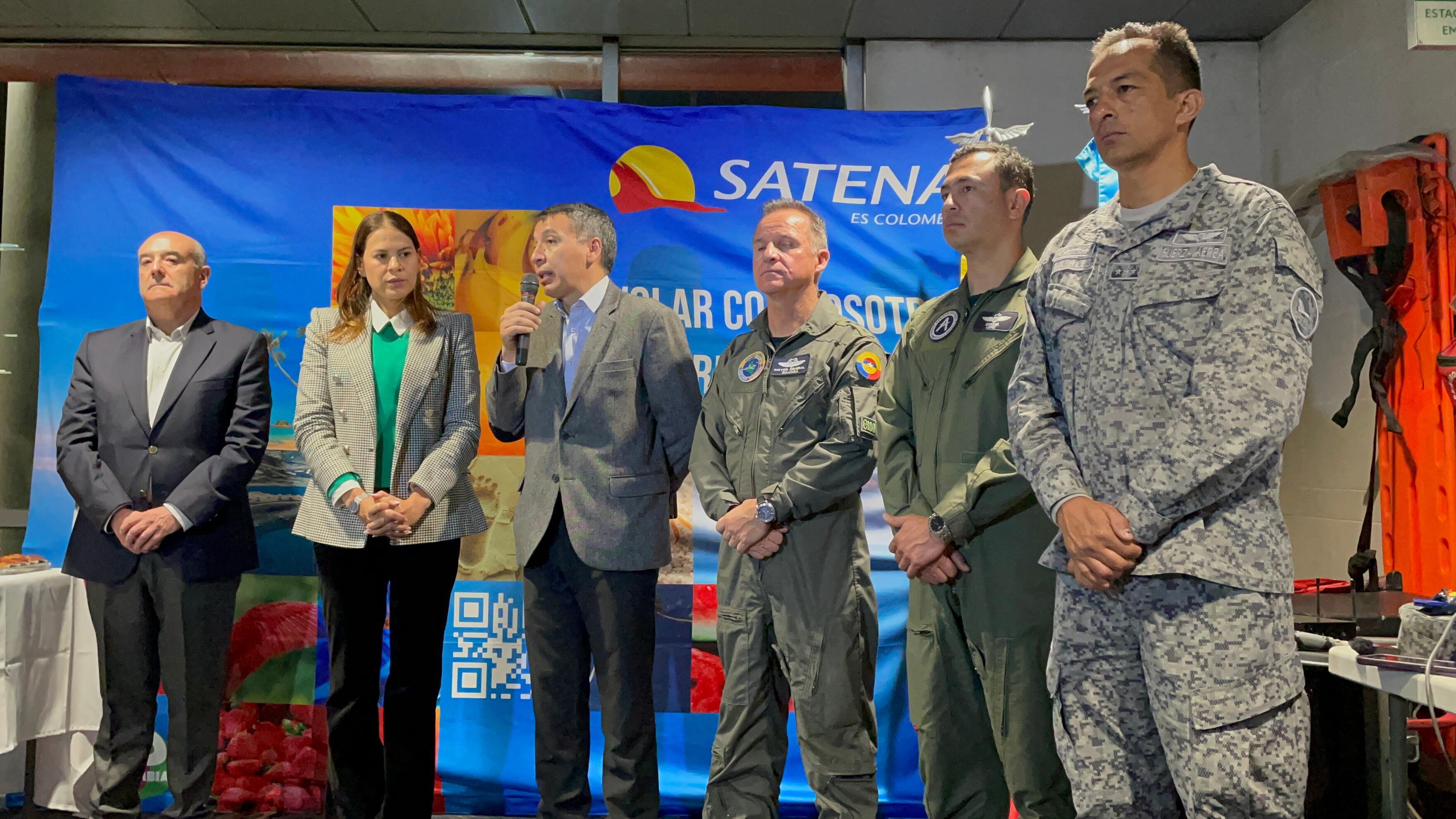 Primer vuelo El ministro de Transporte, William Camargo, estuvo en el inicio de operaciones del primer vuelo entre Bogotá y Valencia, de Satena. Bogotá - Valencia, Venezuela