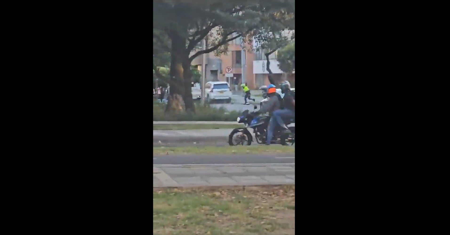 Posteriormente, la camioneta acelera y choca contra los delincuentes, quienes caen en la acera por el impacto y luego emprenden la huida.