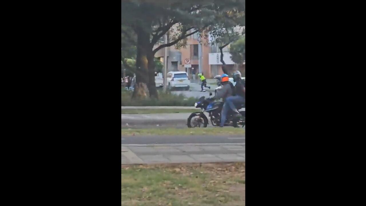 El incidente ocurrió exactamente en la calle 91 con carrera 19A. En videos que se difundieron en las redes sociales se aprecia, inicialmente, a dos sujetos con uniformes de la Policía adelante del vehículo. Foto: Twitter- X