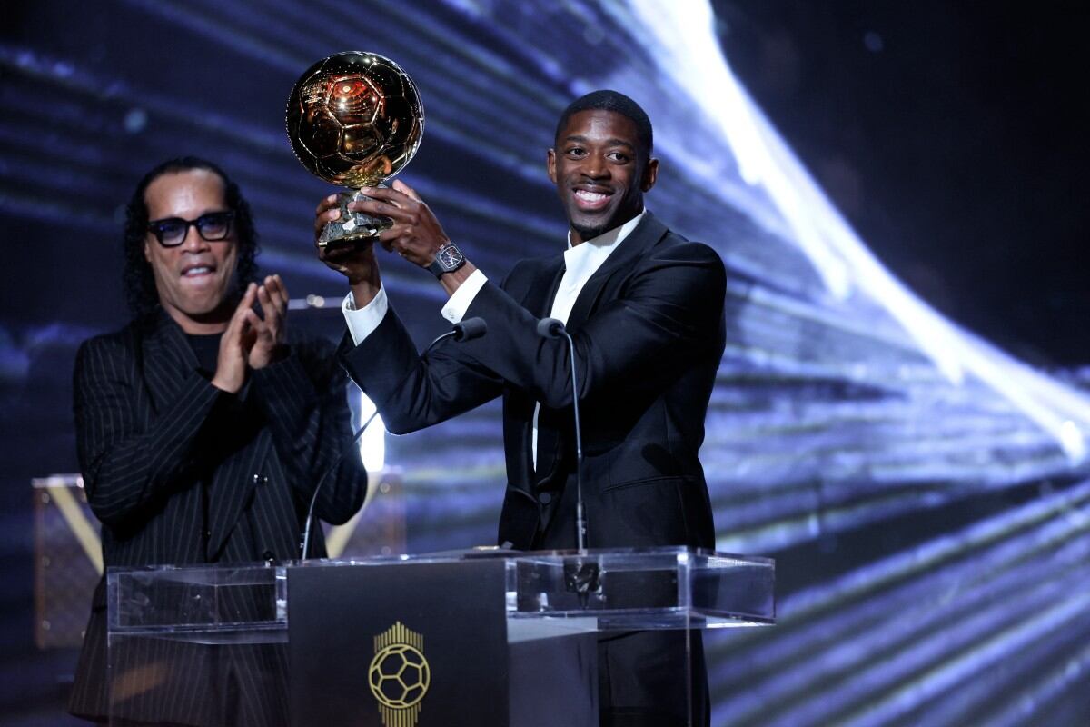 Ousmane Dembélé recibiendo el Balón de Oro por parte de Ronaldinho.