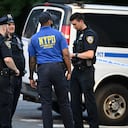 Miembros de la Unidad de Investigación Criminal del Departamento de Policía de Nueva York (NYPD) investigan el lugar de un ataque con arma blanca